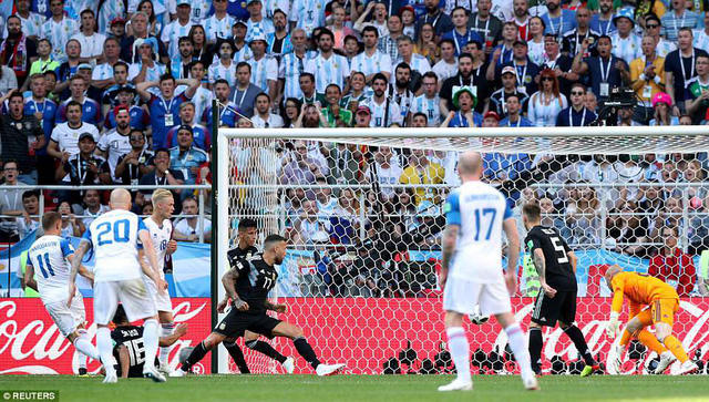 Finnbogason ghi bàn gỡ hòa 1-1 cho Iceland ở phút 23. Ảnh: Reuters