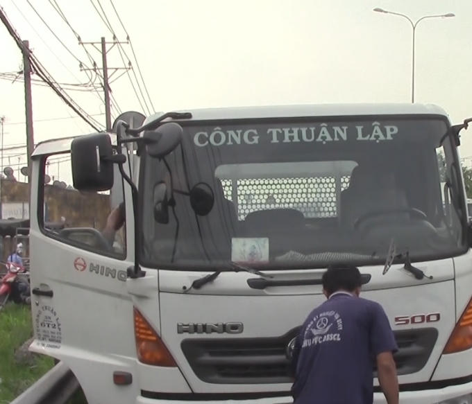 Chiếc xe tải bị xe container mang BKS 57K-8918 chạy phía sau tông mạnh vào đuôi.