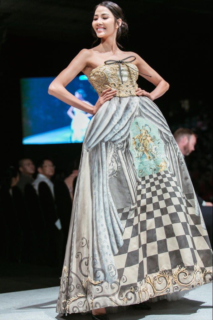 Hoa hậu H&rsquo;Hen Ni&ecirc;, &Aacute; hậu Ho&agrave;ng Th&ugrave;y, &Aacute; hậu M&acirc;u Thủy giữ vai tr&ograve; vedette đ&ecirc;m bế mạc Vietnam International Fashion Week 2018