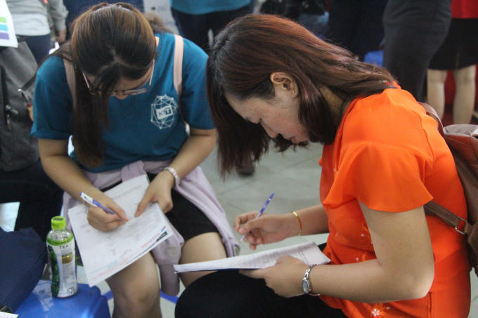 Các bạn sinh viên ghi thông tin tuyển dụng.