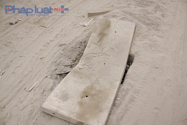 Miệng cống thoát nước được che chắn tạm bợ làm mất an toàn cho việc đi lại cho người dân.