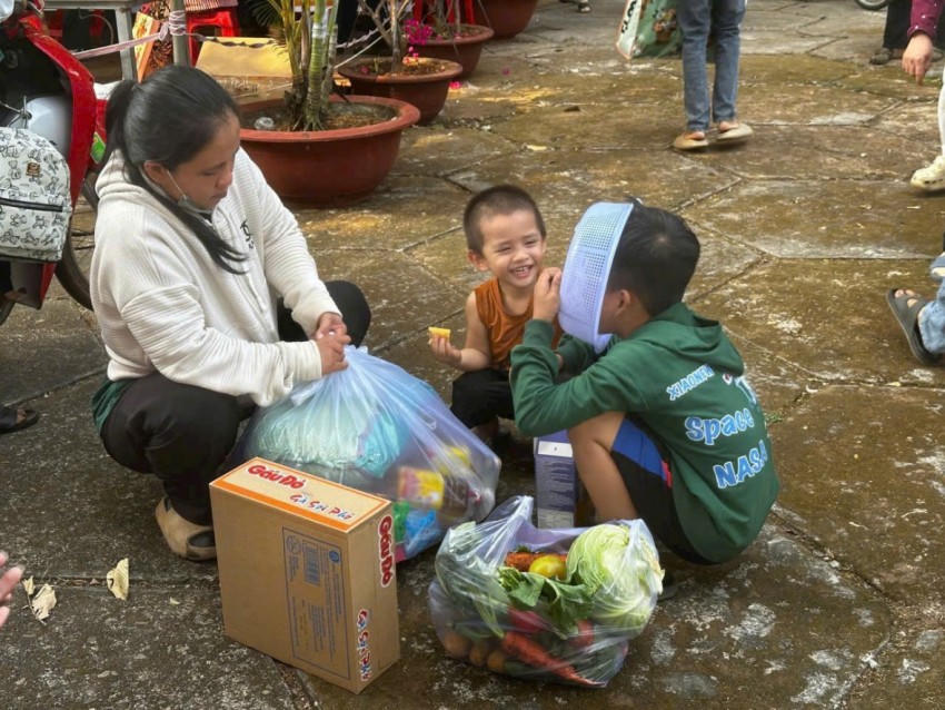 Tặng quà cho gia đình có hoàn cảnh khó khăn.
Tặng quà cho gia đình có hoàn cảnh khó khăn.