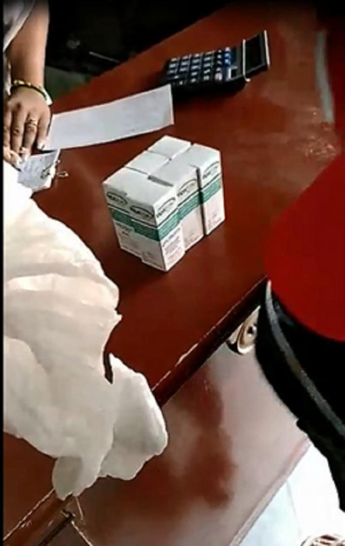 Một vài lọ thật các đối tượng mua tại Cuba sau đó trộn số lượng lớn hàng giả giống 100% và chuyển về Việt Nam (Ảnh cắt từ clip đối tượng quay trộm tại cửa hàng thuốc tại Cuba).