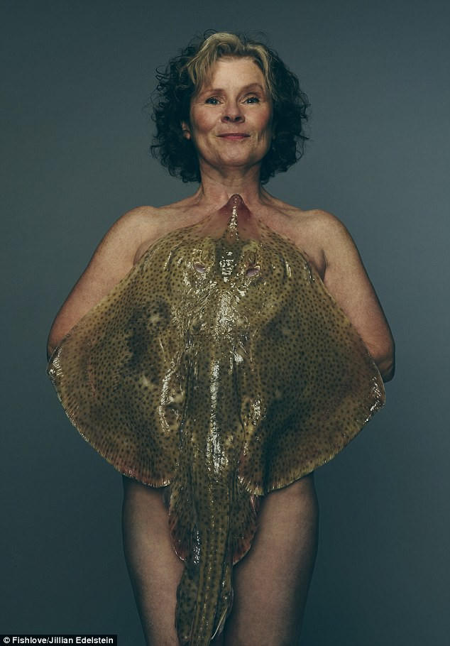 Năm nay, dự án nhiếp ảnh “Fishlove” đã mời được nữ diễn viên người Anh Imelda Staunton (61 tuổi), bà chụp hình khỏa thân với một con cá đuối.
