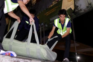 Hàng viện trợ được đóng gói cẩn thận. Mỗi túi chứa các loại hàng khác nhau. Lực lượng tại chỗ đưa chúng ra khỏi máy bay.