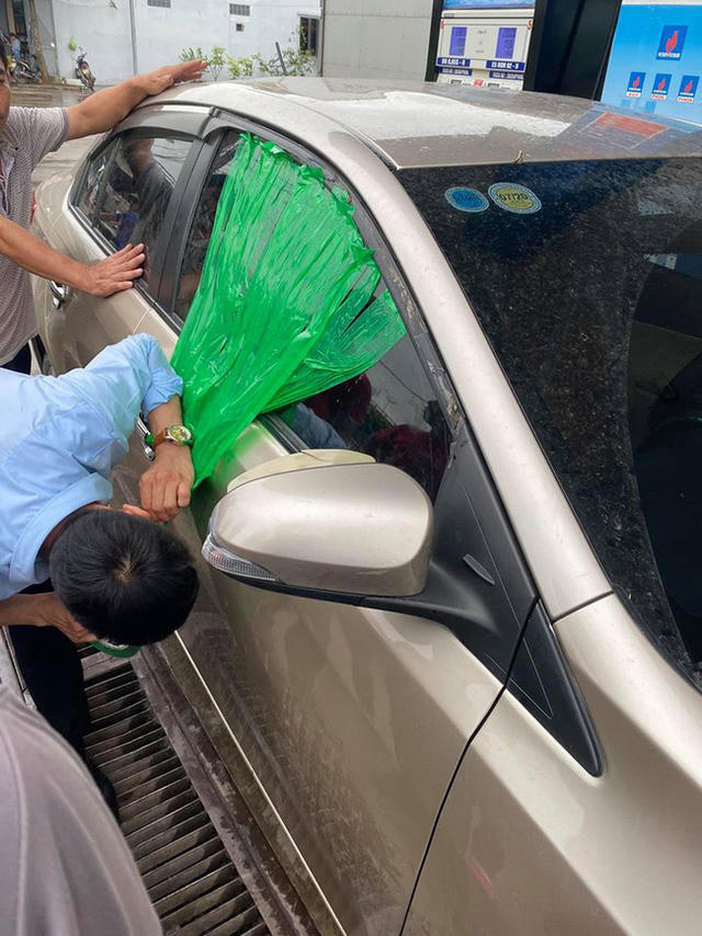 Một tài xế khác đang giúp người đàn ông mở cửa xe bằng thủ thuật.