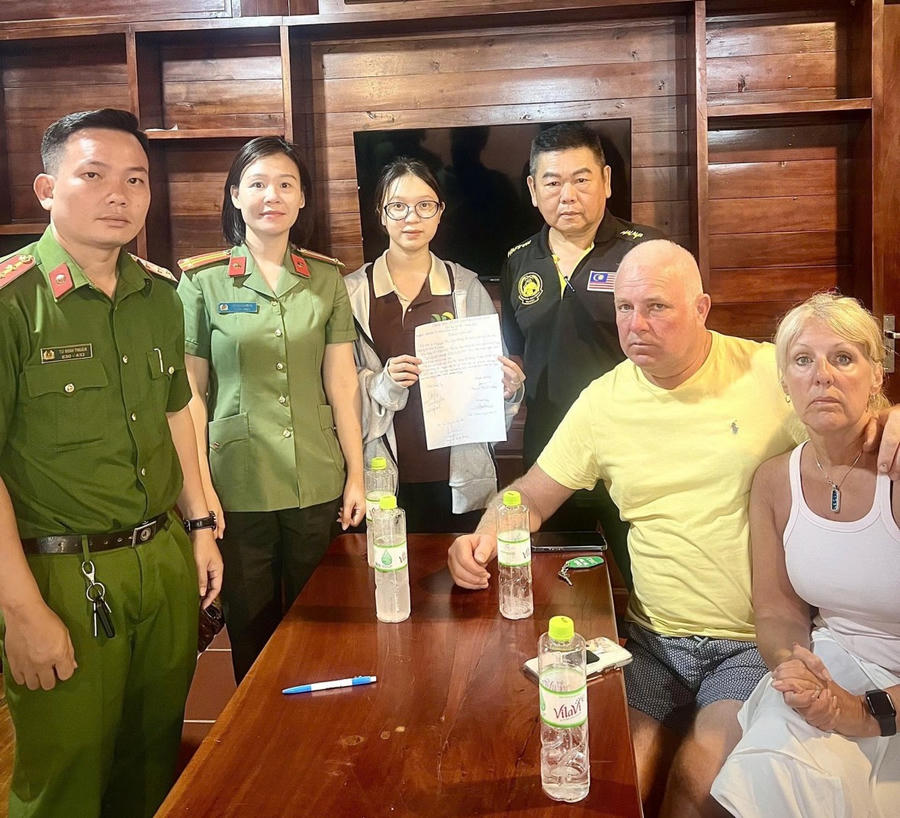 Cán bộ Công an đặc khu Phú Quốc cùng thành viên “Đội phản ứng nhanh du lịch” giúp 02 du khách nhanh chóng nhận lại tiền thanh toán nhầm.