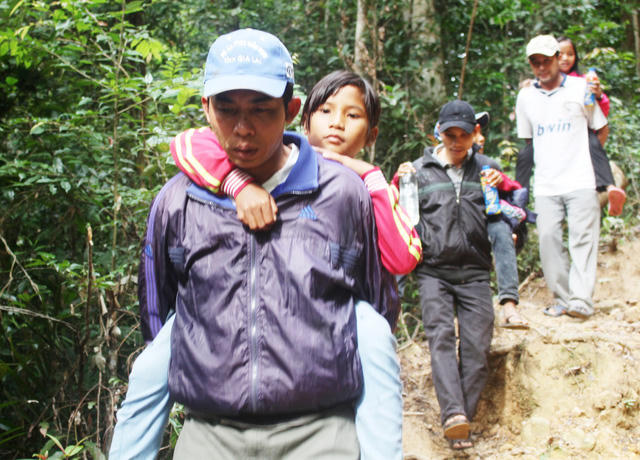 Người thầy d&agrave;nh gần 20 năm c&otilde;ng chữ đến trường.