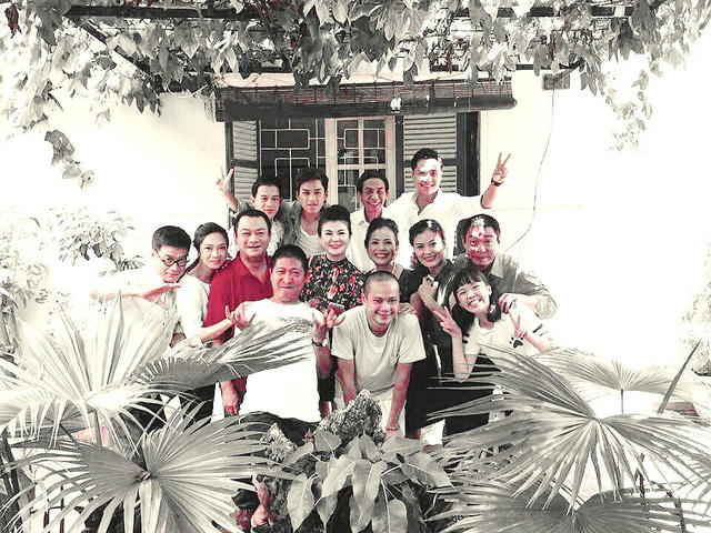 Bức ảnh kỷ niệm của NSND Anh Tú với ê-kíp sản xuất phim "Chiều ngang qua phố cũ" năm 2016.