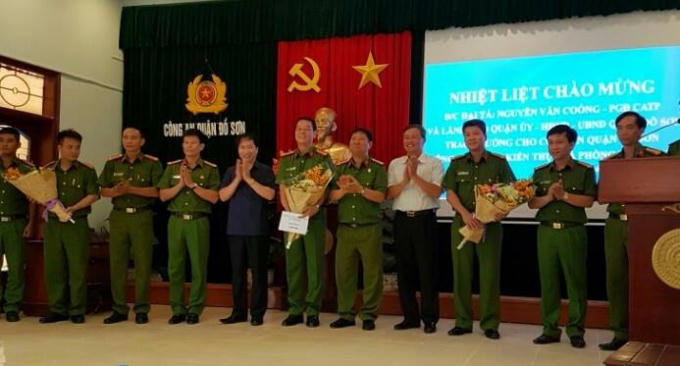 Khen thưởng cán bộ, chiến sỹ ban chuyên án.