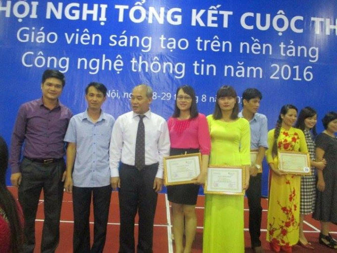 Chị Đinh Thị Vân Anh trong lẽ nhận bằng khen giáo viên dạy giỏi (Ảnh nhân vật cung cấp).