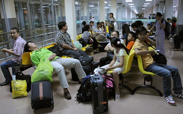 Slide - Điểm tin thị trường: Trong tháng 4, tỷ lệ chậm - hủy chuyến bay là gần 15,9%