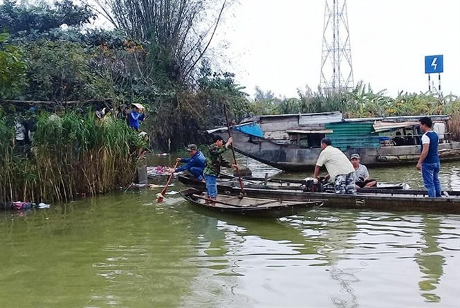Lực lượng chức năng cùng người dân đang nỗ lực tìm kiếm cháu bé. (Ảnh:T.T)