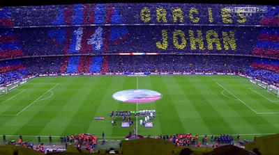 1 phút mặc niệm dành cho Johan Cruyff, và El Clasico sắp bắt đầu.