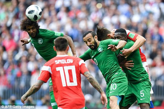 Yasser Al-Shahrani (trái) bật cao phá bóng giải nguy cho Ả Rập Xê Út