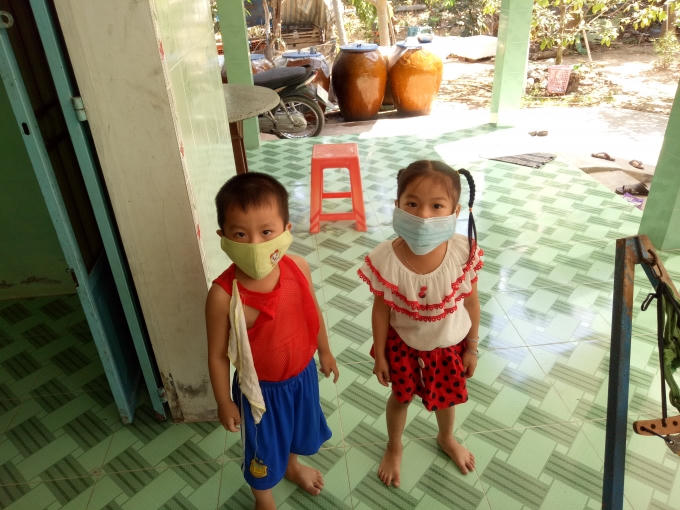 Các cháu nhỏ ở nhà cũng phải bít khẩu trang lúc vui chơi.