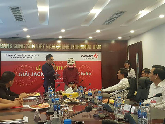 Người trúng Vietlott 300 tỷ đồng đeo mặt nạ ông địa nhận giải.