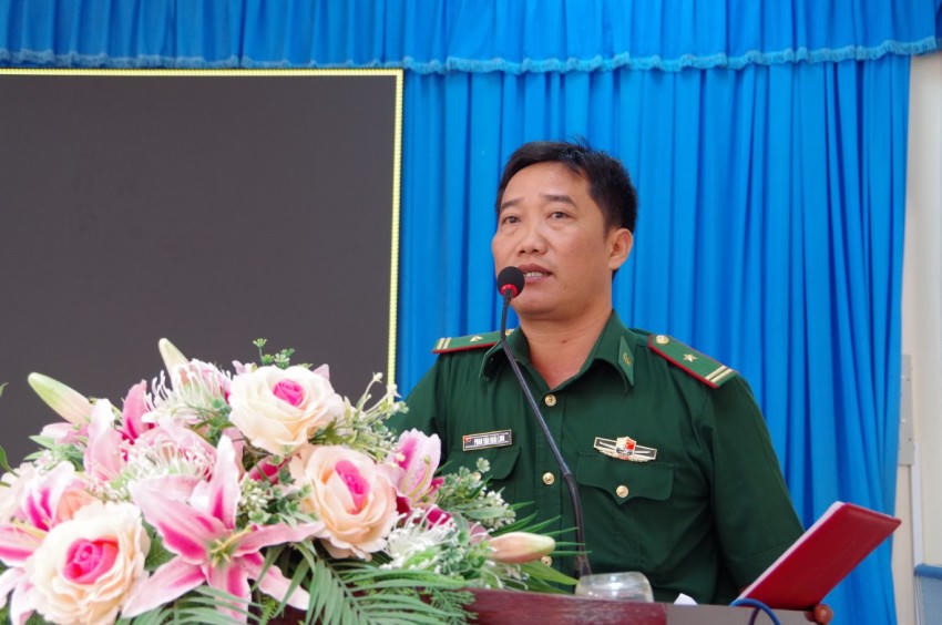 Thiếu tá Phan Văn Hoài Linh - Phó Đồn trưởng Đồn Biên phòng Kiểng Phước phổ biến những quy định và giải đáp thắc mắc cho bà con