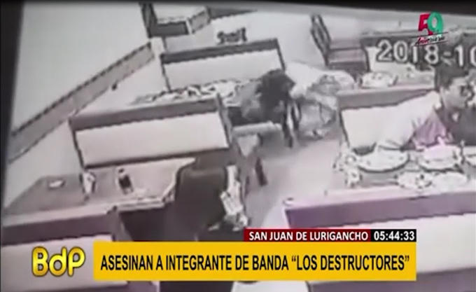 Jessica Farfan (25 tuổi) - Bạn g&aacute;i của Torres tỏ ra kinh h&atilde;i khi tận mắt chứng kiến cảnh bạn trai m&igrave;nh bị s&aacute;t hại.&nbsp;