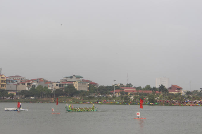 Hàng vạn du khách đến cổ vũ cho các đội thi trong toàn tỉnh.