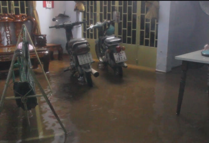 Nhiều đồ đạc chìm trong nước.