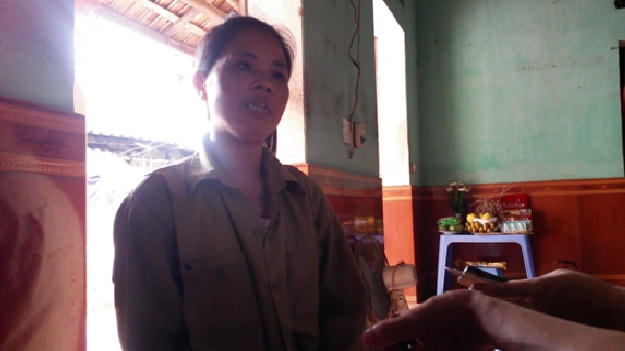 Chị Tạ Thị Dẻo  - Người đi cùng mẹ bé H. vào viện Đa khoa Thường Tín và Bệnh viện Xanh Pôn.