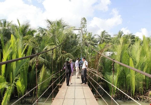 Cây cầu dẫn vào làng lu truyền thống đã xuống cấp, không đảm bảo an toàn cho bà con qua lại.