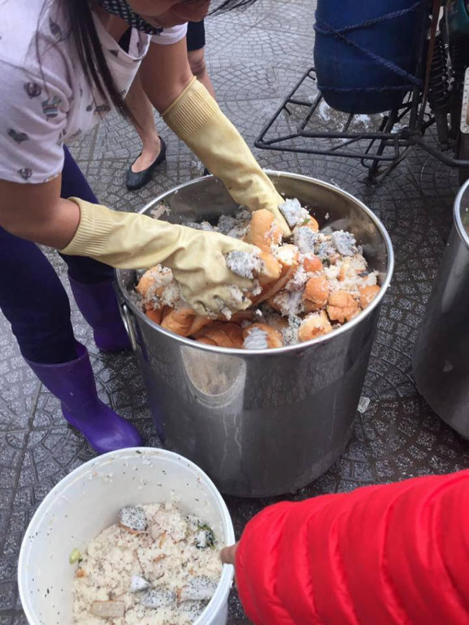 Đợt kiểm tra tháng 10/2016, phụ huynh phát hiện lô bánh hết hạn sử dụng vẫn được dùng cho học sinh. Ảnh: Phụ huynh cung cấp.