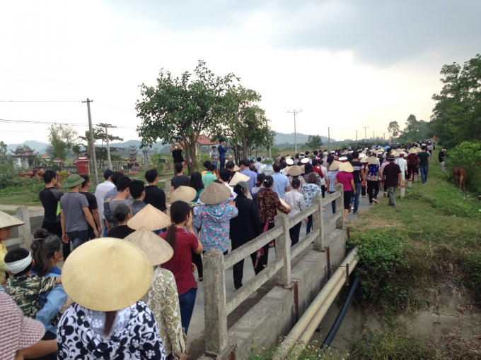 Đoạn đường thường ngày thông thoáng, hôm nay đầy ắp người..