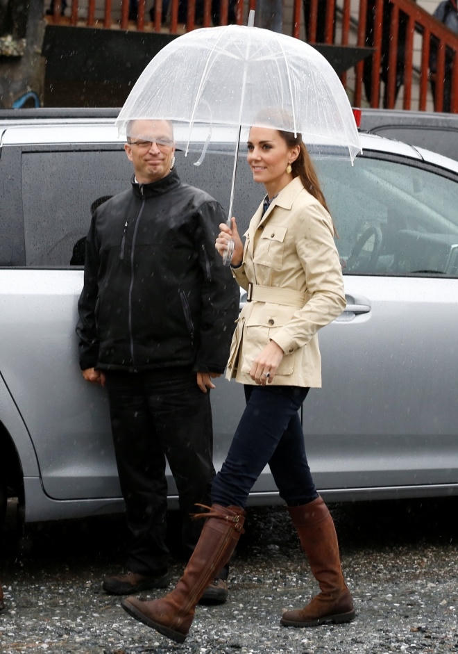 Tr&aacute;i với hai ng&agrave;y đầu, trong ng&agrave;y thứ ba ở Canada, Kate trở lại với phong c&aacute;ch đời thường giản dị.C&ocirc; mặc một mẫu &aacute;o kho&aacute;c từ năm 2014 c&oacute; gi&aacute; hơn 600 USD, c&ugrave;ng chiếc quần jeans v&agrave; &aacute;o sơ mi từ hai thương hiệu b&igrave;nh d&acirc;n, đeo hoa tai trị gi&aacute; hơn 1.000 USD k&egrave;m đ&ocirc;i bốt da quen thuộc từng được c&ocirc; diện nhiều lần trong những năm qua.&nbsp;(Ảnh: Reuters)