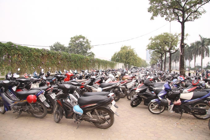 Được một số người dân đứng ra trông giữ và thu phí.