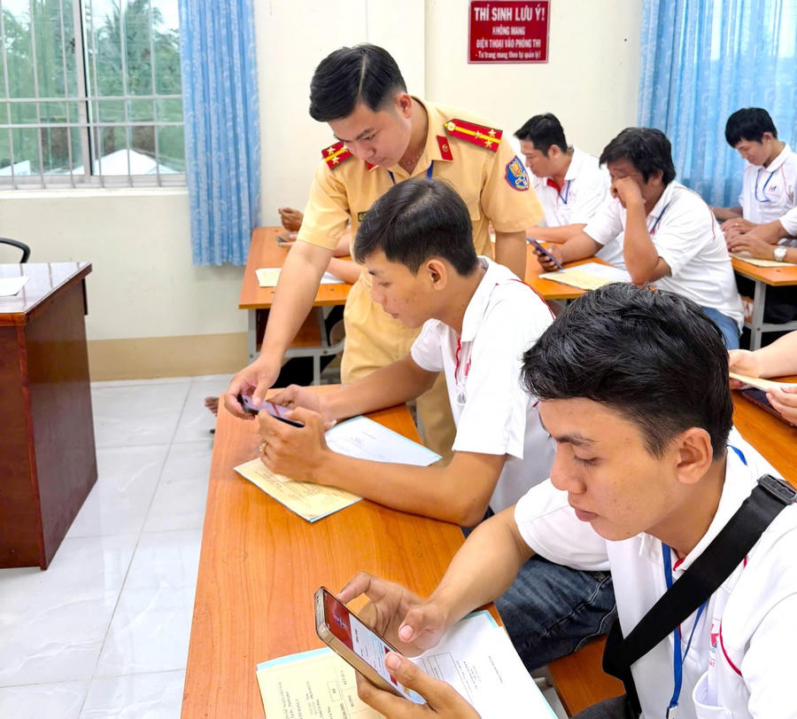 Cán bộ Phòng Cảnh sát giao thông tiếp nhận, giải quyết nhanh chóng hồ sơ sát hạch giấy phép lái xe cho công dân; đồng thời hướng dẫn cài đặt, sử dụng ứng dụng VNeTraffic để theo dõi tiến độ sát hạch và nhận giấy phép lái xe điện tử.