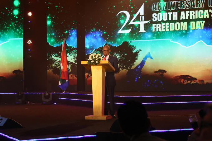 Đại sứ đặc mệnh tòa quyền Cộng hòa Nam Phi tại Việt Nam.