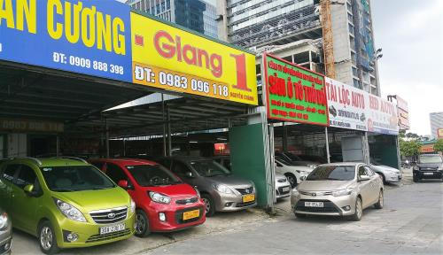 Nhiều cơ sở mua bán – trao đổi – ký‎ gửi xe ô tô đã qua sử dụng ở phố Nguyễn Chánh, Mỹ Đình, Hà Nội. Ảnh: Phú Vinh/BNEWS/TTXVN