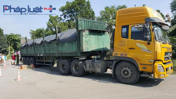 Xe có dấu hiệu quá tải, lấy đà rẽ trái vượt dốc (Ảnh: Tiến Vũ)