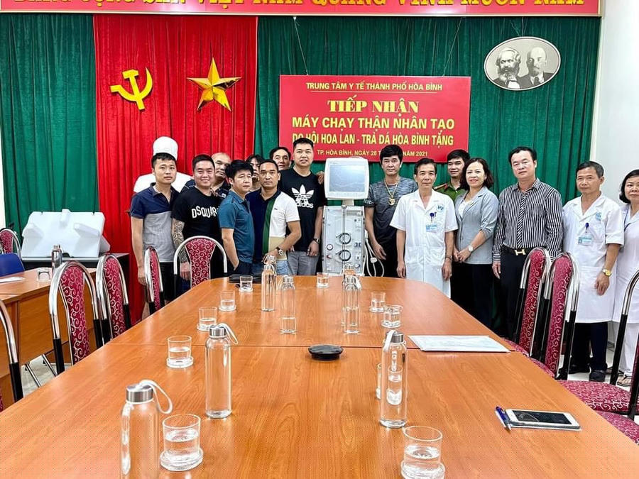 Trước đó, Vườn lan Dũng Trang cùng cộng đồng những người yêu hoa lan đã trao tặng máy thở của Bệnh viện tỉnh Hòa Bình.