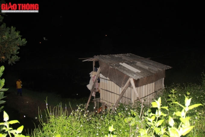 Chòi canh hay những ngôi nhà hoang trong khu vực rừng ven sông đều được tìm kiếm tra kỹ càng.