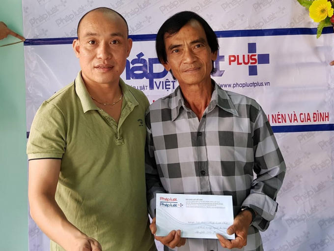 Tổng Thư ký Tòa soạn Pháp luật Plus Phạm Quốc Cường trao quà tới ông Huỳnh Văn Nén.