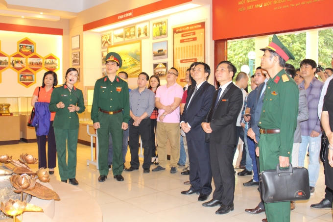 Tham quan Nhà truyền thống của Nhà trường.
