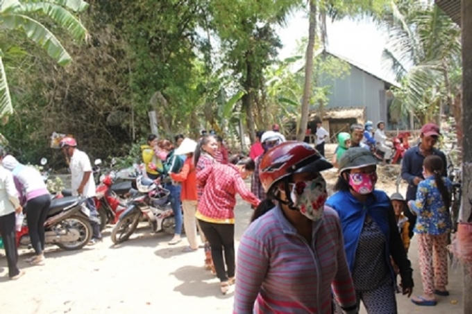 Nhiều người ở xa kéo đến để tận mắt chứng kiến cây chuối "biết báo mộng".