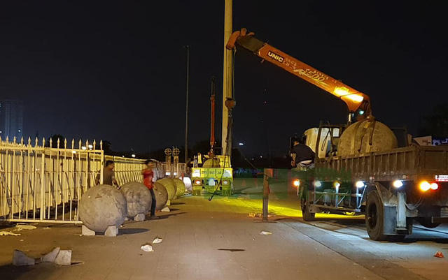 Những quả bóng xích được di chuyển khỏi sân Mỹ Đình.