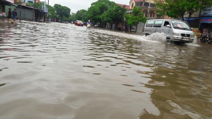 Sau trận mưa lớn kéo dài nhiều tuyến đường bị nhấn chìm trong biển nước.