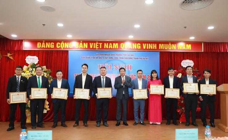 Phó Chủ tịch Thường trực UBND Thành phố Dương Đức Tuấn trao Bằng khen tặng các cá nhân.