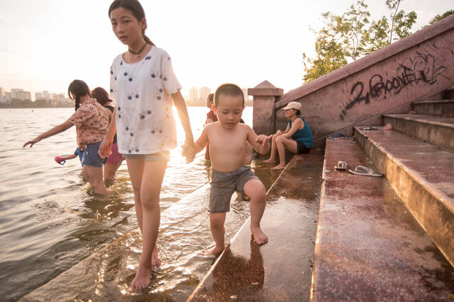 Qu&aacute; nắng n&oacute;ng, người H&agrave; Nội k&eacute;o ra hồ T&acirc;y tắm giải nhiệt