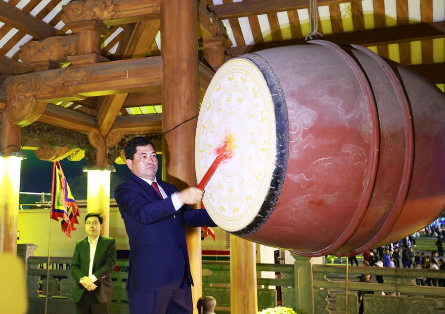 Bí thư Tỉnh ủy Nguyễn Hồng Thái thực hiện nghi thức thỉnh trống khai hội.