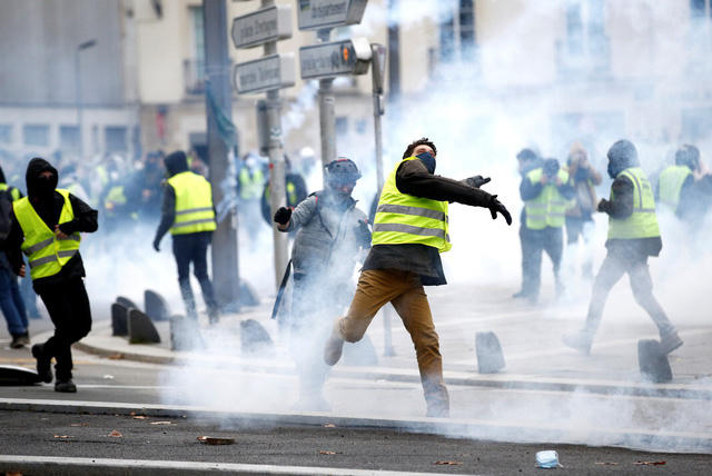 Ngày 22/12, các cuộc biểu tình của nhóm “Áo vàng” ban đầu diễn ra ôn hòa, tuy nhiên chỉ vài giờ sau đó, căng thẳng dâng cao và cảnh sát buộc phải sử dụng vũ lực để khống chế người biểu tình tại khu vực Montmartre, phía bắc thủ đô Paris.
