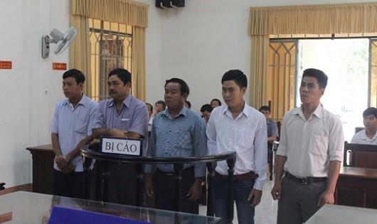 5 bị cáo bị truy tố về hành vi “Hủy hoại tài sản” đều là nhân viên bảo vệ rừng (Ảnh: NLĐ)