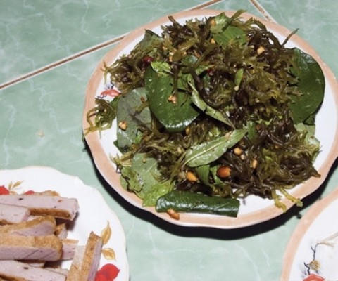 Món gỏi rong biển.