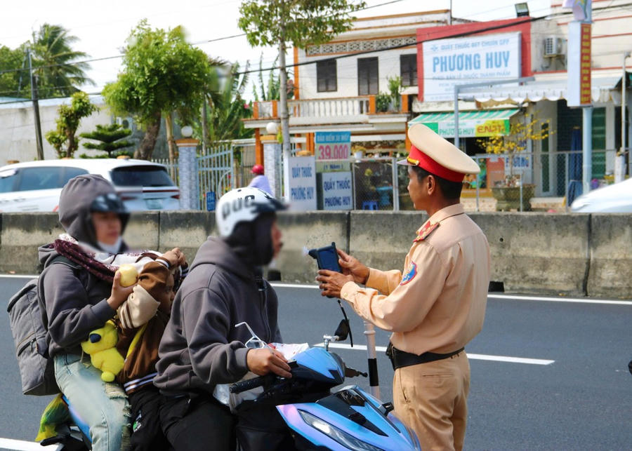 Lực lượng CSGT Công an Cà Mau kiểm tra nồng độ cồn, đồng thời tuyên truyền quy định pháp luật và cảnh báo nguy cơ tai nạn giao thông do rượu, bia.