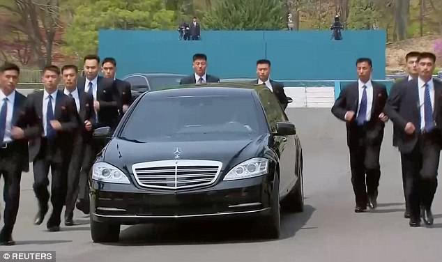 12 vệ sĩ chạy bộ quanh chiếc S600 Pullman Guard chở ông Kim Jong-un rời Khu phi quân sự liên Triều sau cuộc gặp với Tổng thống Hàn Quốc Moon Jae-in (Ảnh: Reuters)